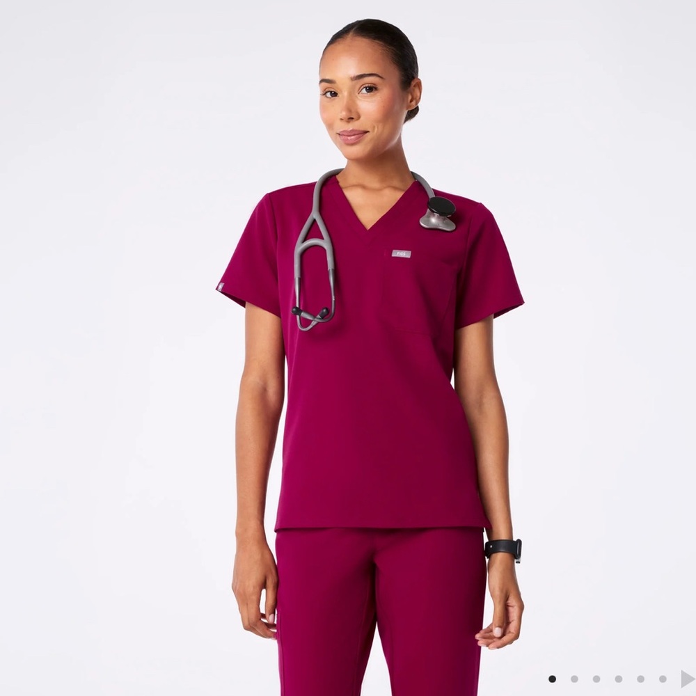 FIGS Scrub Top, size XS, Magenta